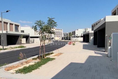 Снять в аренду виллу в Dubai South (Dubai World Central), Дубай: 3 спальни, 237.83168000м², № 12499 - фото 1