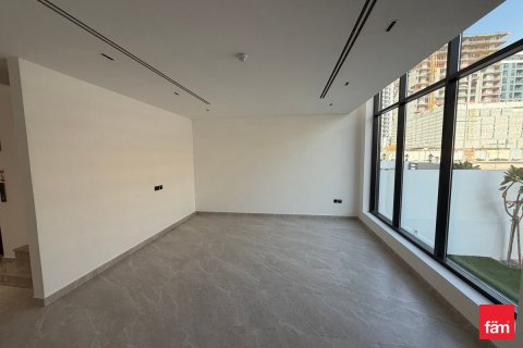 Villa in Dubai 4 bedrooms, 160 sq.m. № 93638 - photo 3