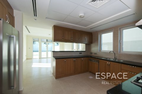 Купить виллу в Regional, Jumeirah Park, Дубай: 3 спальни, 285м², № 61918 - фото 7
