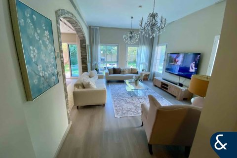 Villa in Jumeirah Village Triangle, Dubai 2 bedrooms, 686 sq.m. № 76316 - photo 6