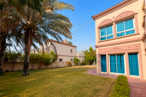 Villa en Jumeirah Village Triangle, Dubai, 2 dormitorios, 644.93 m², № 133978 - foto 15