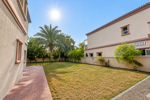 Villa en Jumeirah Village Triangle, Dubai, 2 dormitorios, 644.93 m², № 133978 - foto 3