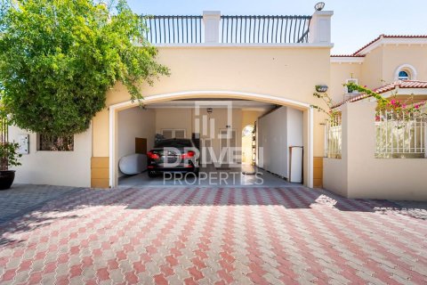 Купить виллу в Legacy, Jumeirah Park, Дубай: 4 спальни, 314м², № 64917 - фото 1