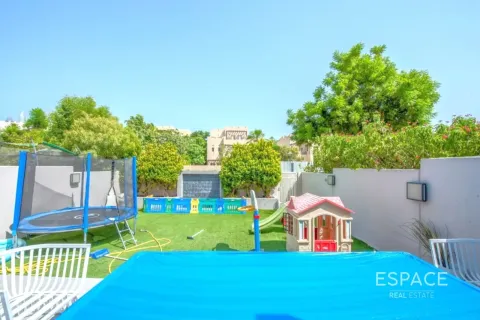 Villa in The Lakes, Dubai 3 bedrooms, 233 sq.m. № 122806 - photo 13