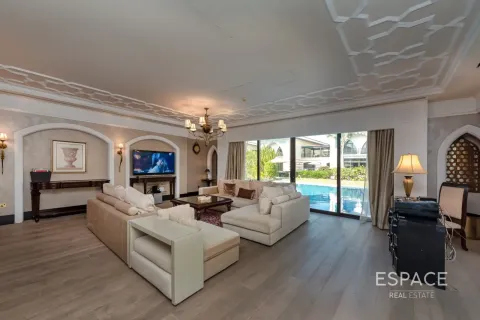 Villa in Palm Jumeirah, Dubai 4 bedrooms, 581 sq.m. № 122967 - photo 2