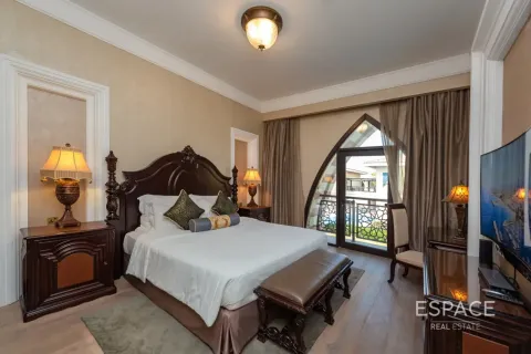 Villa in Palm Jumeirah, Dubai 4 bedrooms, 581 sq.m. № 122967 - photo 7