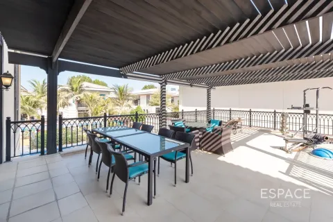 Villa in Palm Jumeirah, Dubai 4 bedrooms, 581 sq.m. № 122967 - photo 12