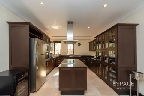 Villa in Palm Jumeirah, Dubai 4 bedrooms, 581 sq.m. № 122967 - photo 6