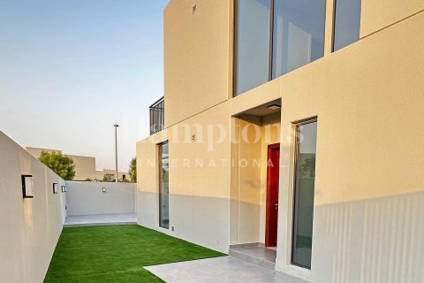 Villa in Dubai Land, Dubai 4 bedrooms, 324.51017900 sq.m. № 63885 - photo 2