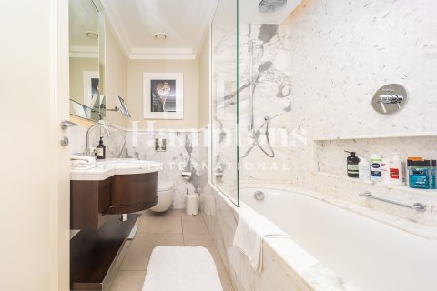 Hotel Apartment in Downtown Dubai (Downtown Burj Dubai), Dubai 2 bedrooms, 162.60997896 sq.m. № 63884 - photo 2