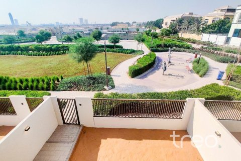 Снять в аренду таунхаус в Дубае: 3 спальни, 185.9м², № 120005 - фото 17