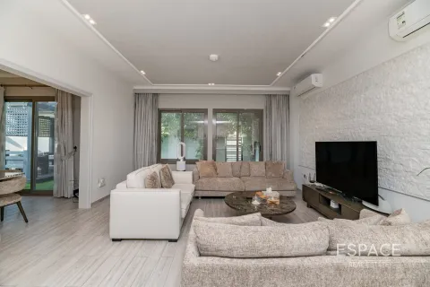 Townhouse in Dubai 4 bedrooms, 225 sq.m. № 71107 - photo 3