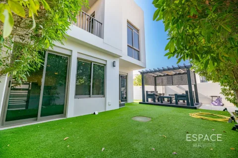 Townhouse in Dubai 4 bedrooms, 225 sq.m. № 71107 - photo 1