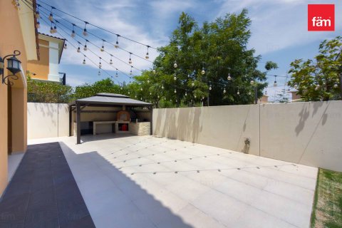 Villa in Dubai 5 bedrooms, 450 sq.m. № 123729 - photo 18