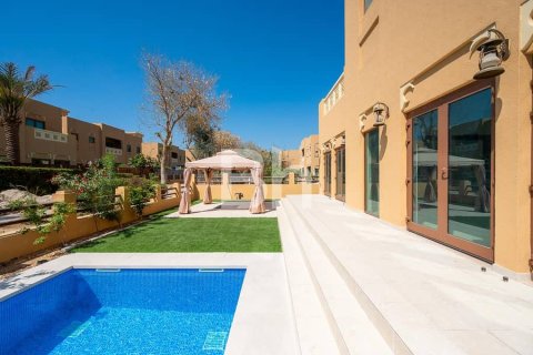 Снять в аренду виллу в Al Furjan, Дубай: 5 спален, 600м², № 22035 - фото 2