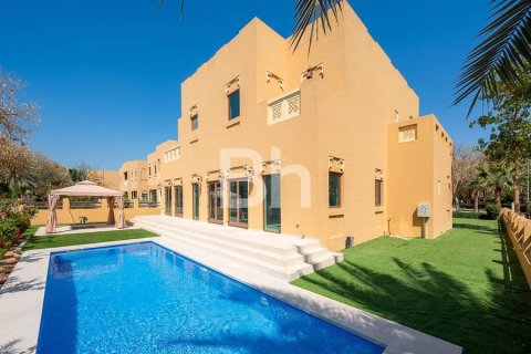 Снять в аренду виллу в Al Furjan, Дубай: 5 спален, 600м², № 22035 - фото 1