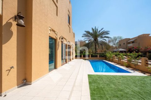 Снять в аренду виллу в Al Furjan, Дубай: 5 спален, 600м², № 22035 - фото 3
