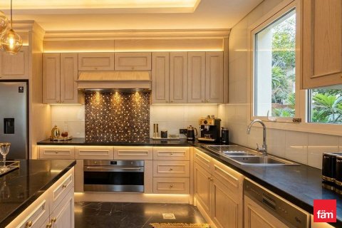Villa in Dubai 4 bedrooms, 635.8 sq.m. № 109323 - photo 8