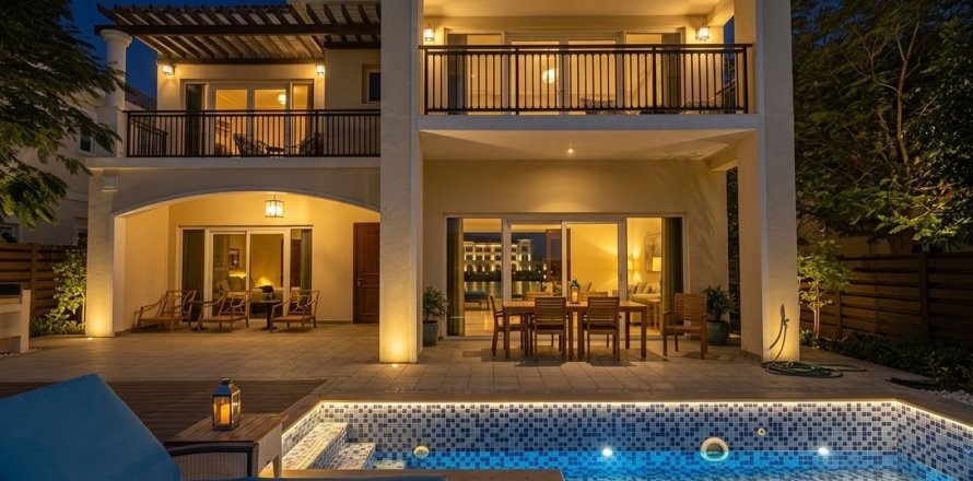 Villa in Dubai 4 bedrooms, 635.8 sq.m. № 109323