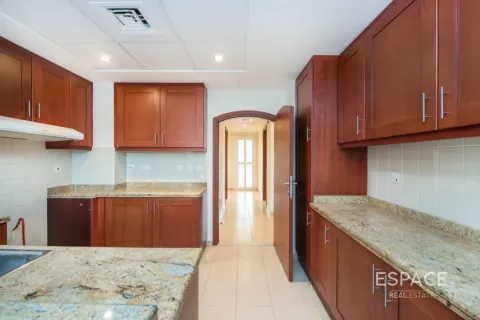 Villa in The Lakes, Dubai 3 bedrooms, 209 sq.m. № 122731 - photo 6