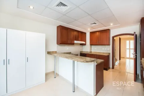 Villa in The Lakes, Dubai 3 bedrooms, 209 sq.m. № 122731 - photo 5