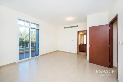 Villa in The Lakes, Dubai 3 bedrooms, 209 sq.m. № 122731 - photo 10