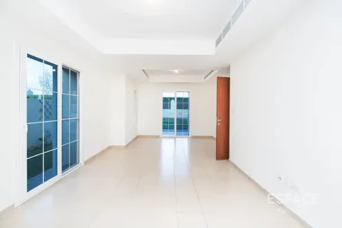 Villa in The Lakes, Dubai 3 bedrooms, 209 sq.m. № 122731 - photo 2