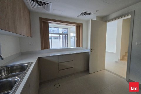 Купить виллу в Дубае: 4 спальни, 253м², № 90432 - фото 8