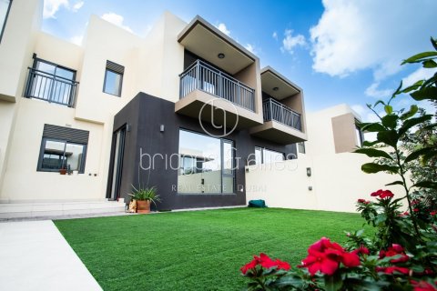 Villa in Dubai Hills Estate, Dubai 3 bedrooms, 209.1 sq.m. № 47299 - photo 1