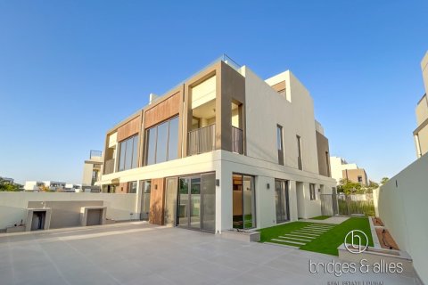 Villa en Dubai, 4 dormitorios, 316.8 m², № 47300 - foto 1