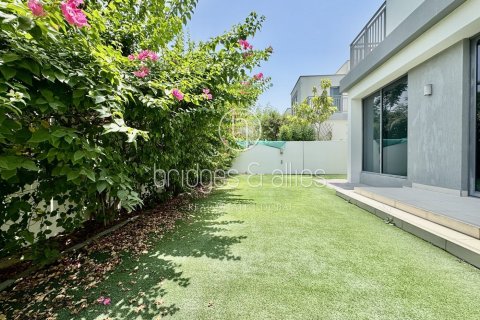 Снять в аренду виллу в Дубай Хилс Эстейт, Дубай: 4 спальни, 228.7м², № 47298 - фото 2