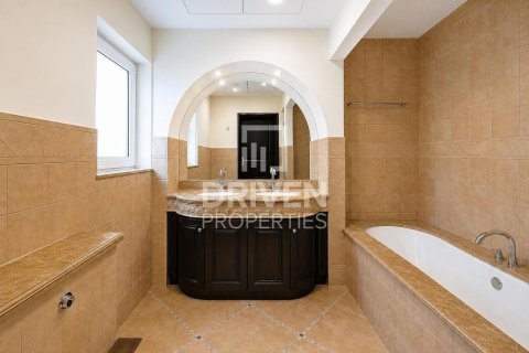 Villa in The Villa, Dubai 4 bedrooms, 606.01 sq.m. № 143057 - photo 15