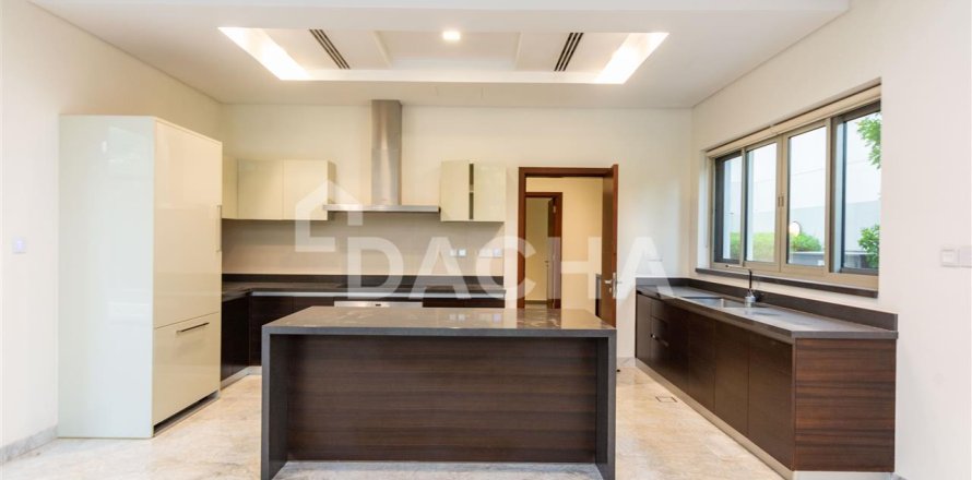 Villa en Dubai, 4 dormitorios, 464.8 m², № 7006