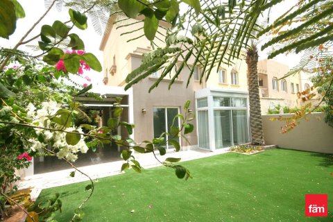Villa en Dubai, 2 dormitorios, 252.5 m², № 114335 - foto 1