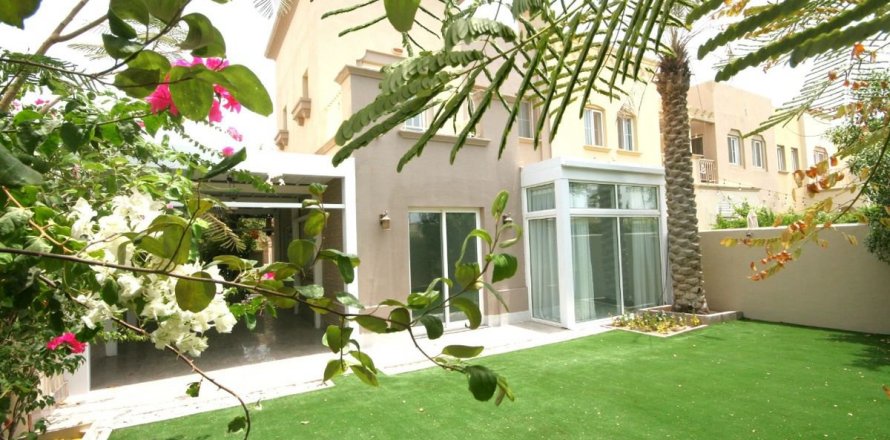 Villa en Dubai, 2 dormitorios, 252.5 m², № 114335