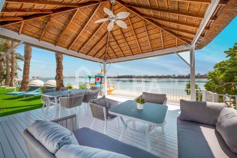 Villa en Palm Jumeirah, Dubai, 5 dormitorios, 1245.2 m², № 6854 - foto 1