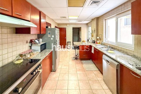 Adosado en Dubai Investment Park, Dubai, 3 dormitorios, 454 m², № 43208 - foto 7