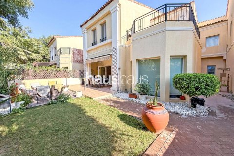 Adosado en Dubai Investment Park, Dubai, 3 dormitorios, 454 m², № 43208 - foto 1