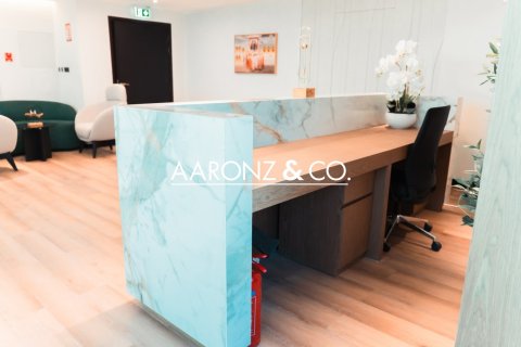 Oficina en Jumeirah Lake Towers, Dubai, 368.5 m², № 78264 - foto 4