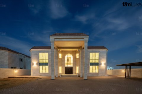 Villa in Dubai 6 bedrooms, 1392.8 sq.m. № 72310
