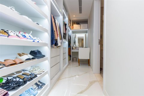 Villa en Emirates Hills, Dubai, 6 dormitorios, 1462.1 m², № 7074 - foto 22