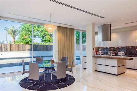 Villa en Emirates Hills, Dubai, 6 dormitorios, 1462.1 m², № 7074 - foto 7