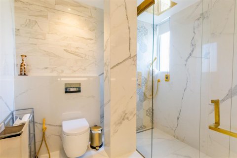 Villa en Emirates Hills, Dubai, 6 dormitorios, 1462.1 m², № 7074 - foto 25