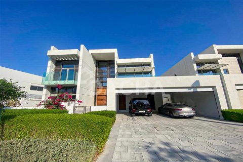 Villa en Dubai, 6 dormitorios, 938.3 m², № 7072 - foto 1