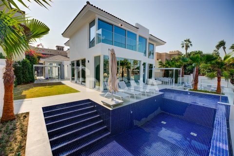 Villa en Palm Jumeirah, Dubai, 5 dormitorios, 538.8 m², № 7070 - foto 1