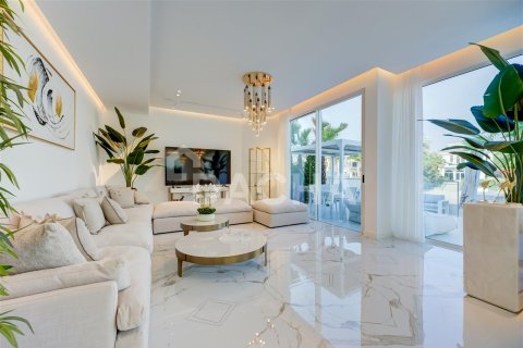 Villa en Palm Jumeirah, Dubai, 5 dormitorios, 538.8 m², № 7070 - foto 6
