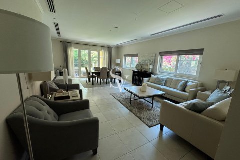 Villa in Legacy, Jumeirah Park, Dubai 3 bedrooms, 861 sq.m. № 109038 - photo 2