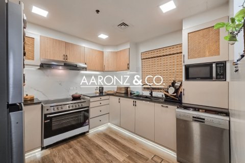 Apartment in Jumeirah Lake Towers, Dubai 2 bedrooms, 112 sq.m. № 101176 - photo 2