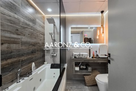 Apartment in Jumeirah Lake Towers, Dubai 2 bedrooms, 112 sq.m. № 101176 - photo 11