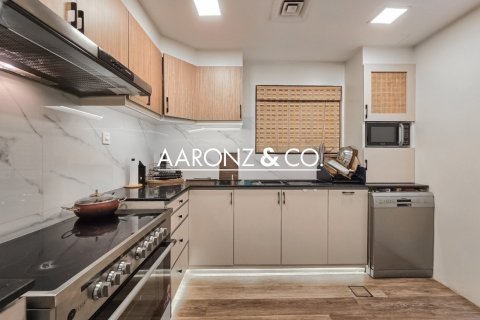 Apartment in Jumeirah Lake Towers, Dubai 2 bedrooms, 112 sq.m. № 101176 - photo 13